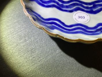 Een Chinees blauw-wit ko-sometsuke 'golven' bord voor de Japanse markt, Chenghua merk, Tianqi